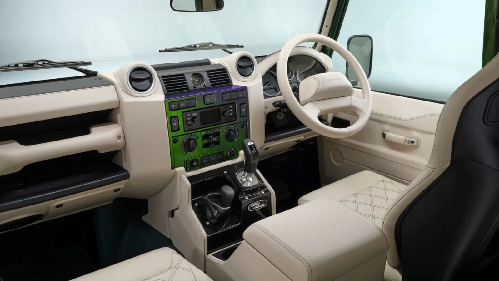 Η Land Rover ετοίμασε 4 κλασικά Defender που αλλάζουν χρώμα!